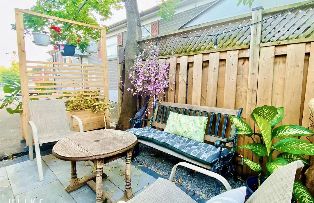 Toronto Bed & Breakfast - Free Parking-1