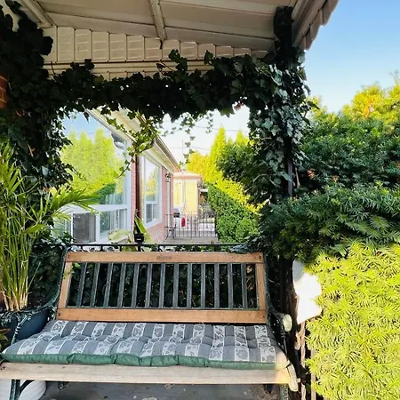 Toronto Bed & Breakfast - Free Parking-2
