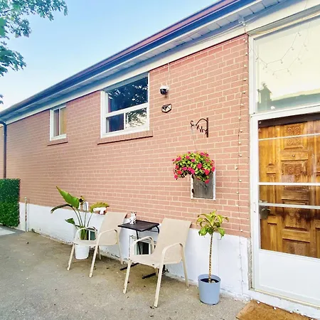 Toronto Bed & Breakfast - Free Parking-3